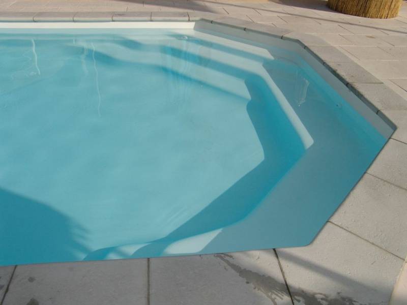 piscine à fond incliné AGATE 8, coque polyester ALLIANCE PISCINES de 8,00m x 4,05m